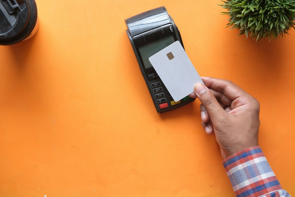 person holding black and white credit card brazil